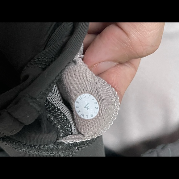 Lululemon sports bra size 04 - Picture 3 of 3